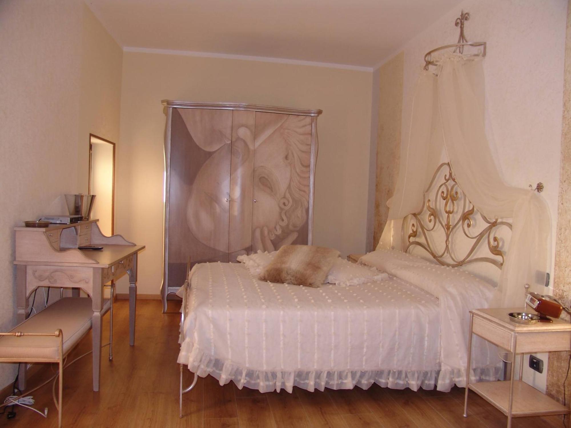 Manuela Le Quattro Coppe Hotel Desenzano del Garda Eksteriør billede
